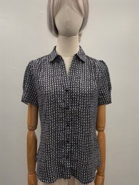 Tahari Blouse Black White Print Short Sleeve Button Front Women SP Polyester